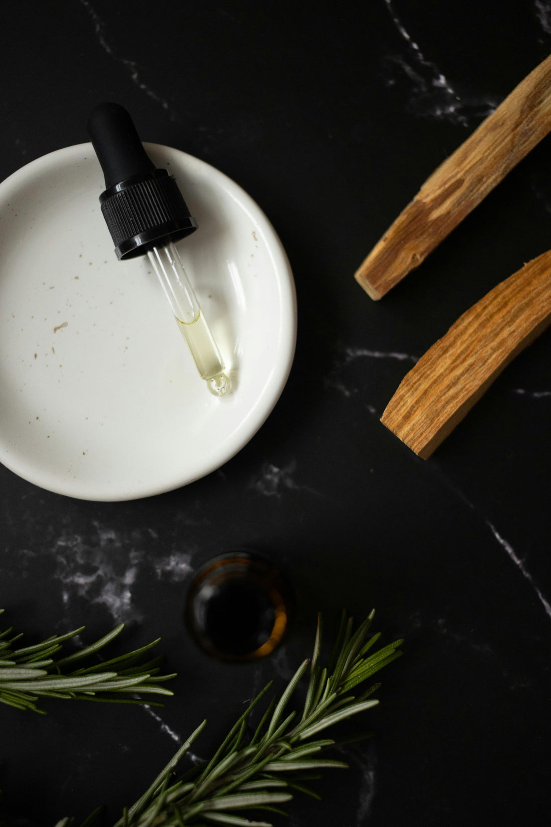 Rosemary Essential Oil: Clarity, Energy, and Natural Vitality 🌿✨